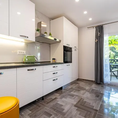 4 Bedroom Gorgeous In Holiday home *