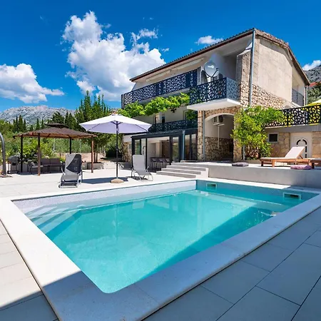4 Bedroom Gorgeous In Holiday home
