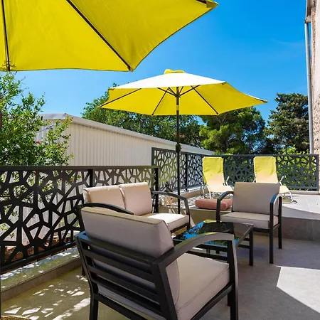 4 Bedroom Gorgeous In Holiday home *